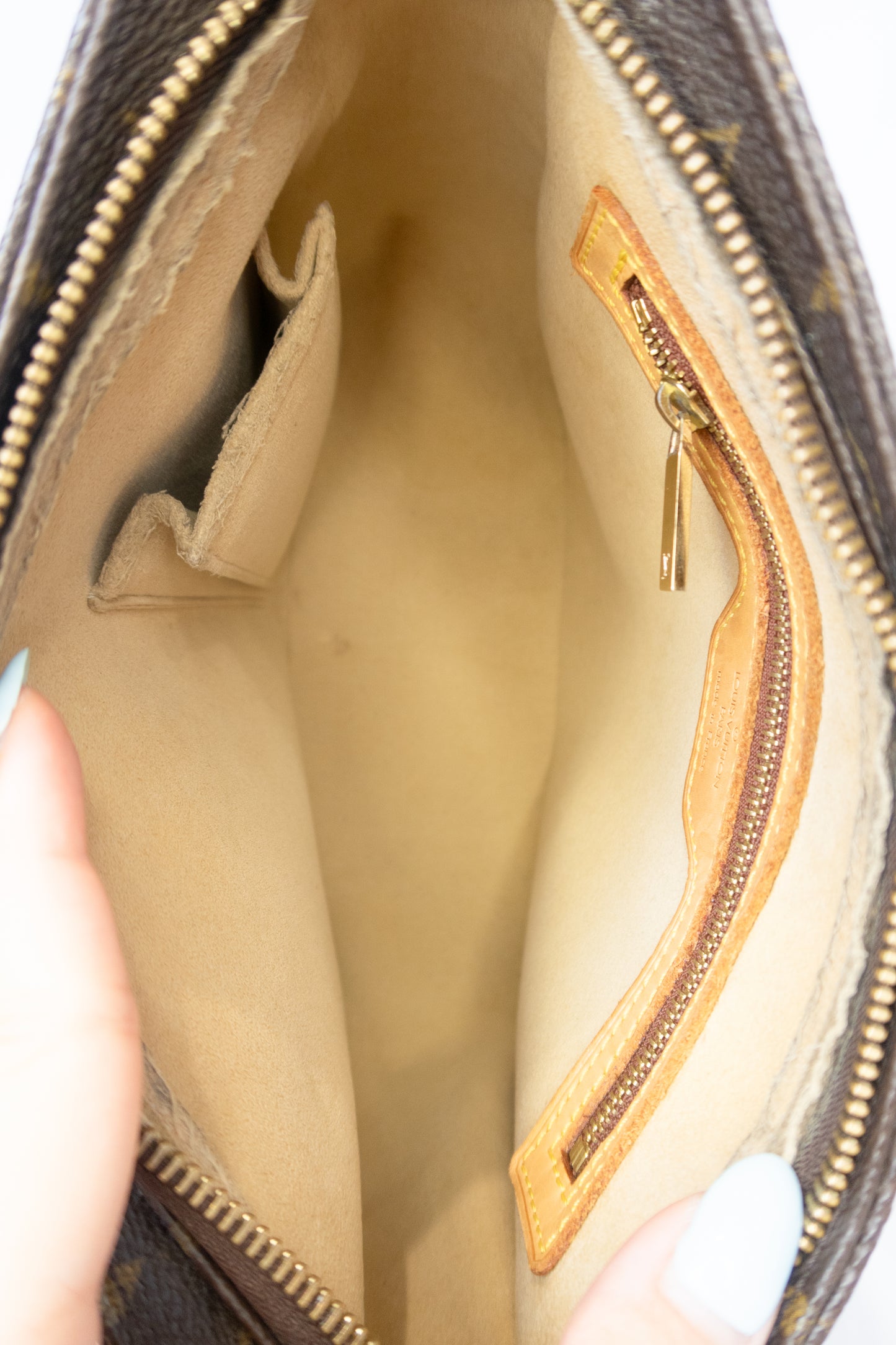 Louis Vuitton Looping MM Hobo Shoulder Bag
