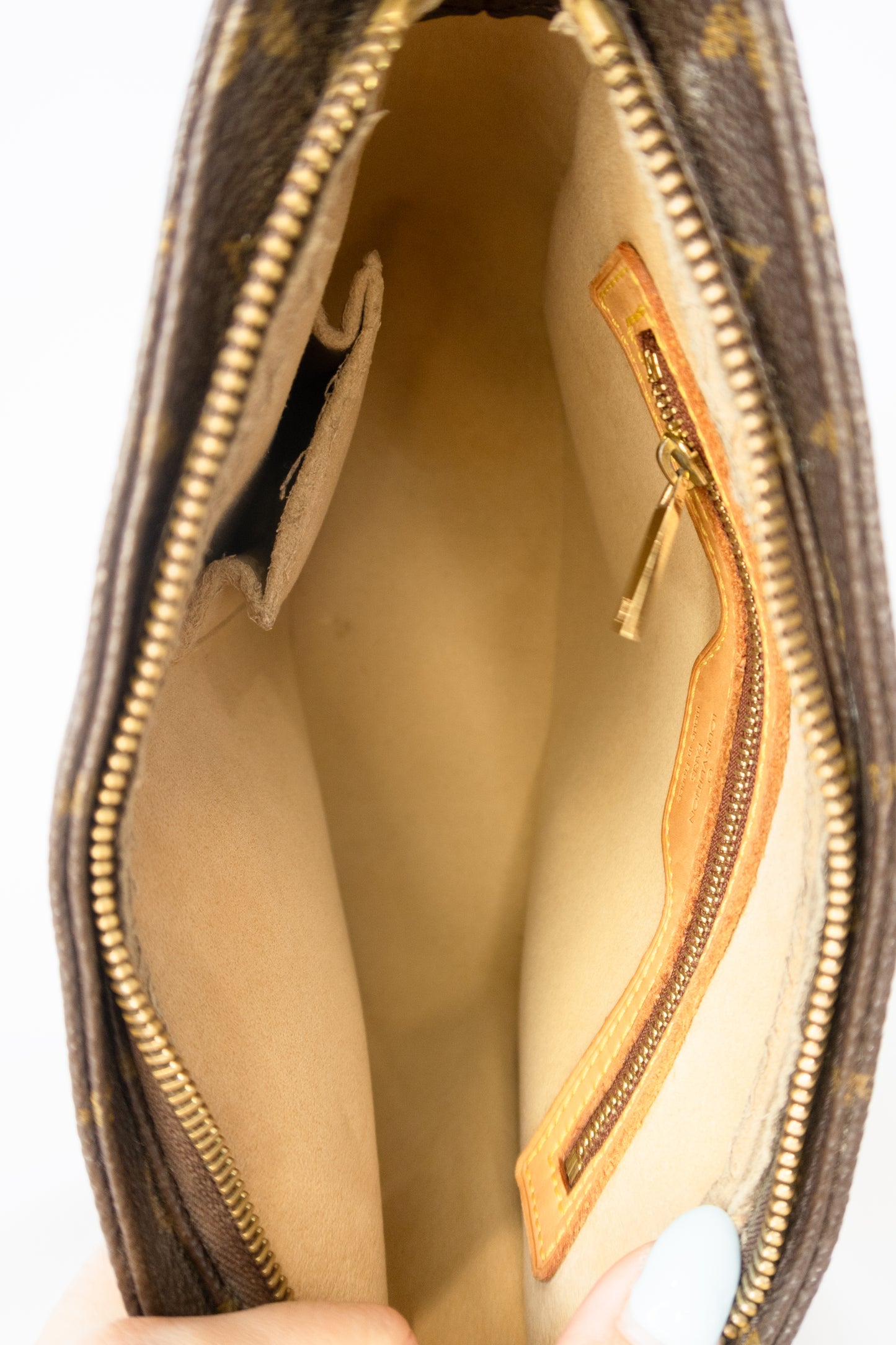 Louis Vuitton Looping MM Hobo Shoulder Bag