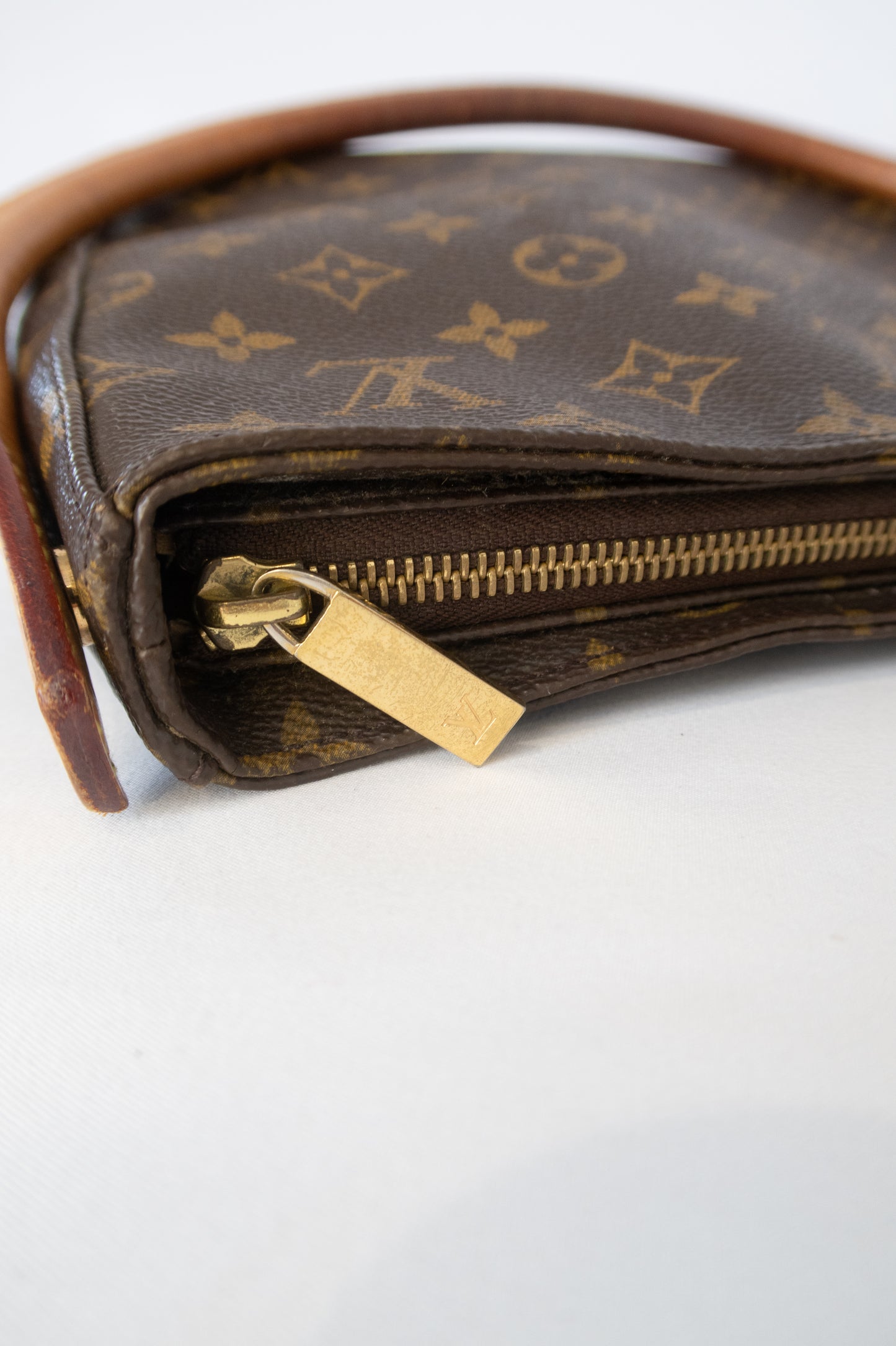 Louis Vuitton Looping MM Hobo Shoulder Bag