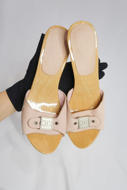 Chanel Cruise 2005 Baby Pink Suede Wooden Mule Heels Size 37